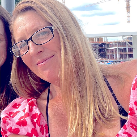 Meet your Posher, Michelle! I aim to please and will assure your satisfaction. - Picture 1 of 2